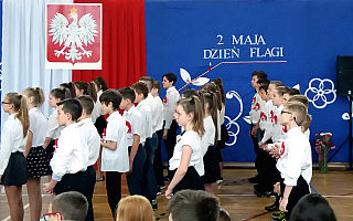 Kolor biały i czerwony są symbolem wartości Polaków. Uczniowie ZSO nr 3 w Olsztynie obchodzili Święto Flagi